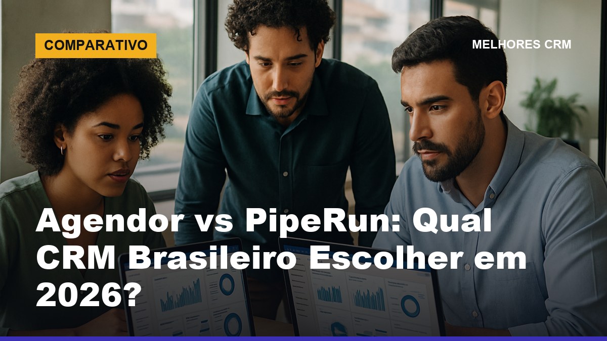 Equipe de vendas brasileira comparando Agendor e PipeRun em telas de computador no escritório em 2026