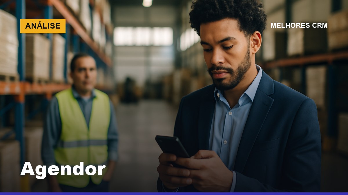 Agendor CRM: vendedor externo brasileiro registrando visita a cliente industrial pelo aplicativo mobile
