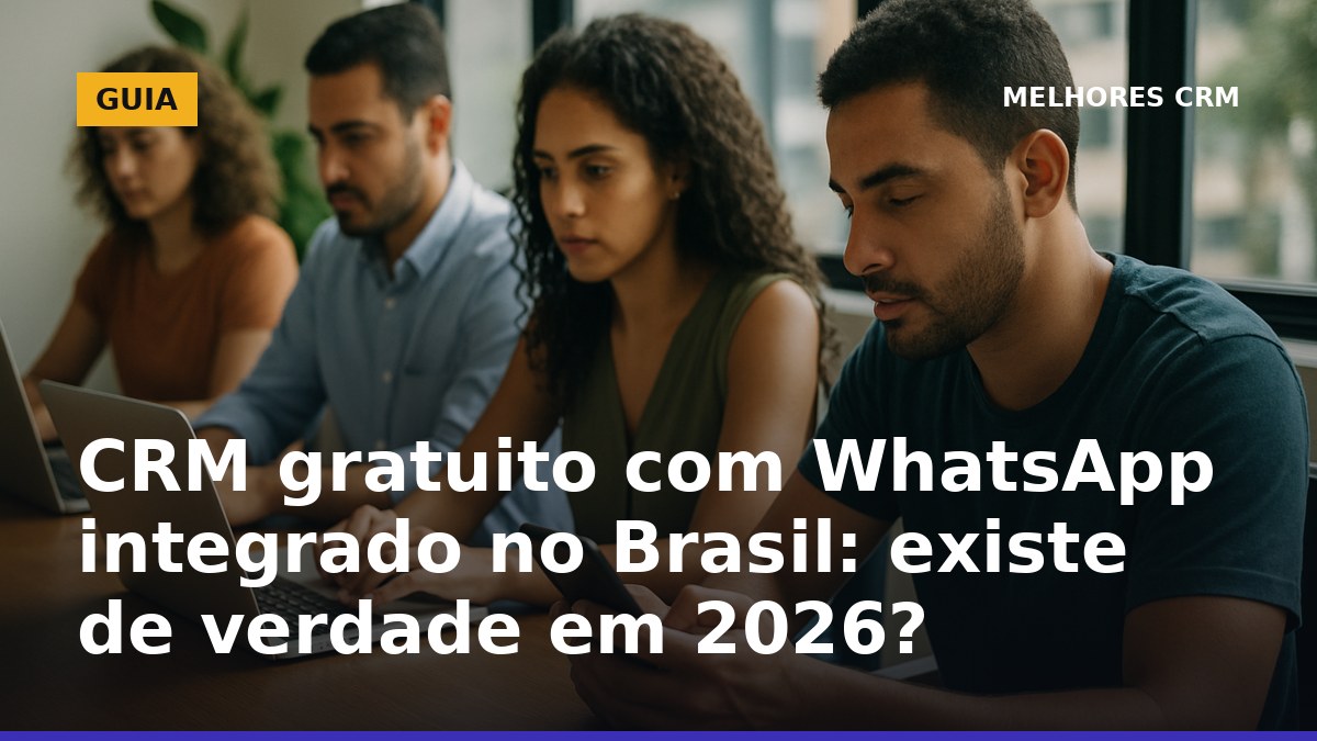 Equipe de vendas no Brasil usando CRM e WhatsApp no celular para atender leads em 2026