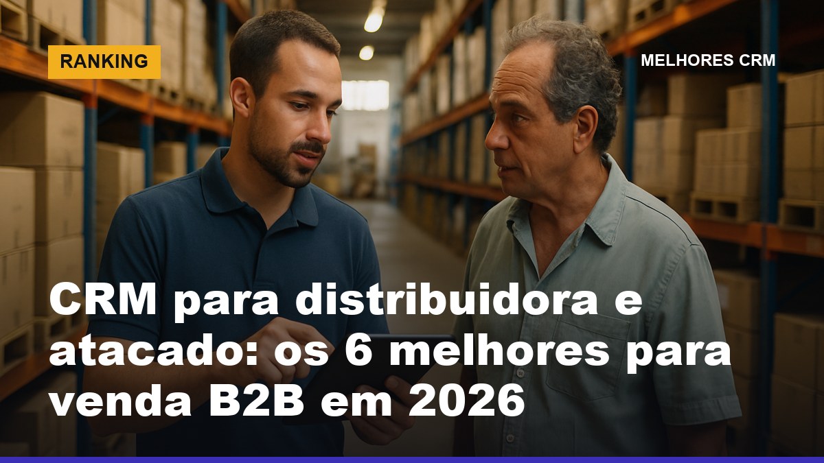 Vendedor externo de distribuidora atacadista registrando pedido em CRM pelo tablet dentro de um depósito no Brasil