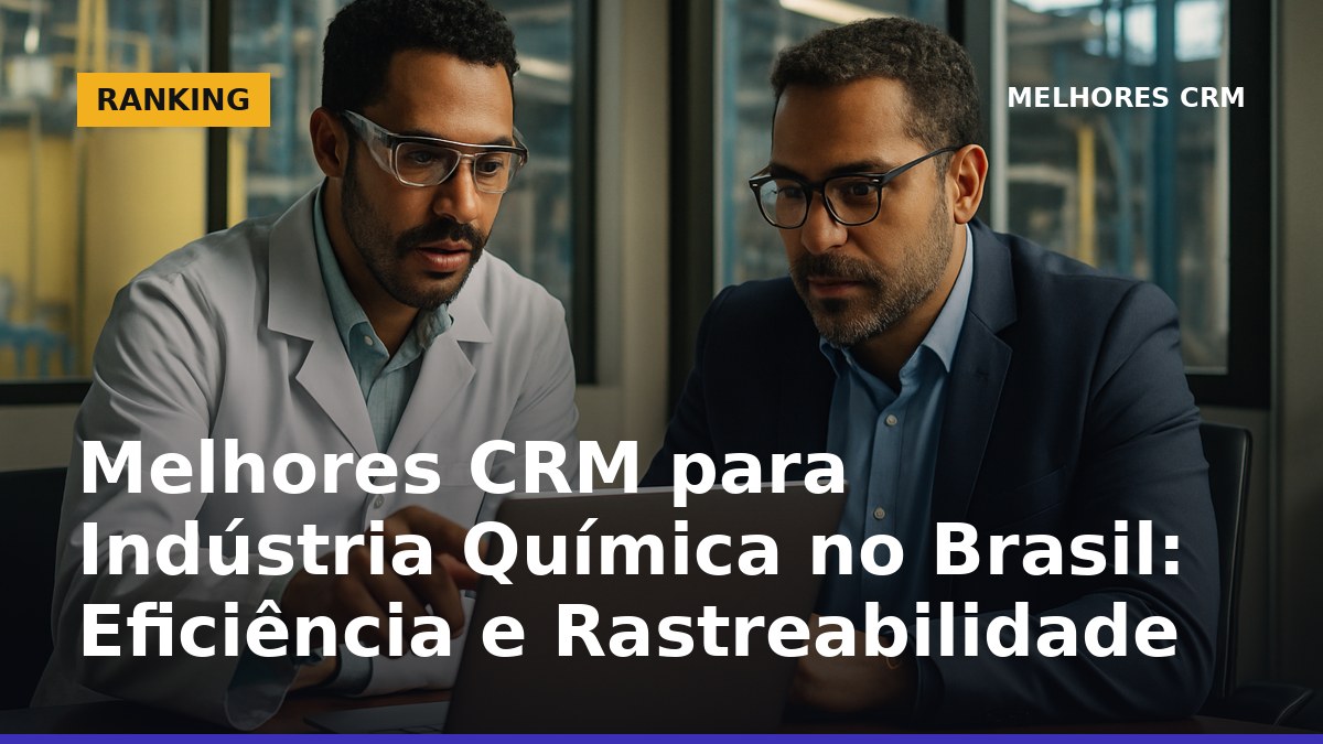Profissionais da indústria química analisando CRM em notebook dentro de fábrica no Brasil