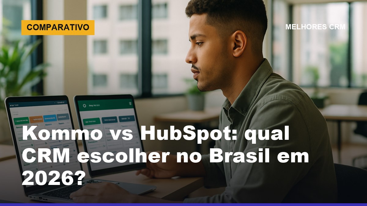Comparativo Kommo vs HubSpot: vendedor usando CRM com WhatsApp no notebook