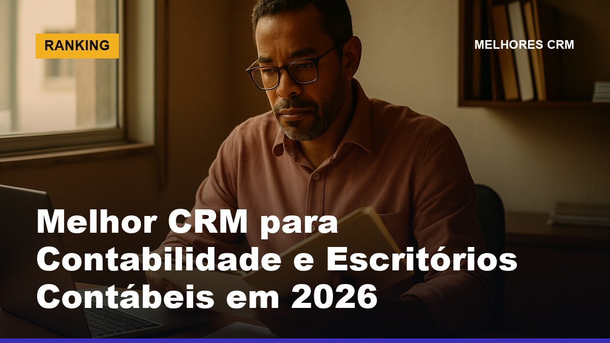 Contador brasileiro analisando pasta de cliente em escritório contábil com laptop aberto