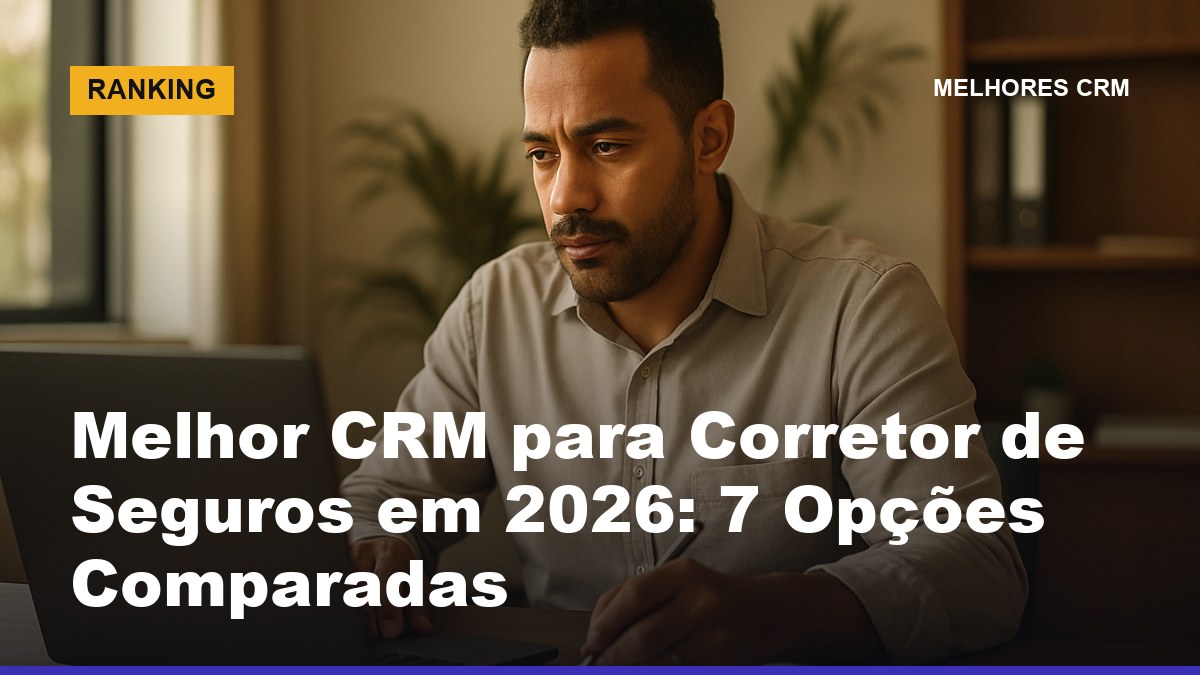 Corretor de seguros usando CRM no notebook para gerenciar apólices e renovações de clientes