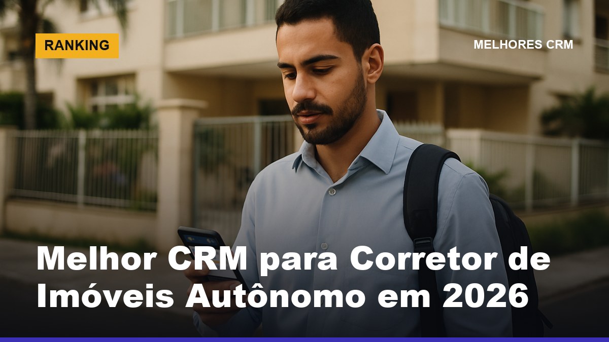 Corretor de imóveis autônomo brasileiro consultando CRM no celular em frente a imóvel