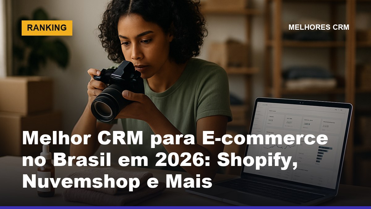 Empreendedora brasileira jovem fotografando produtos da loja virtual com CRM aberto no laptop ao lado