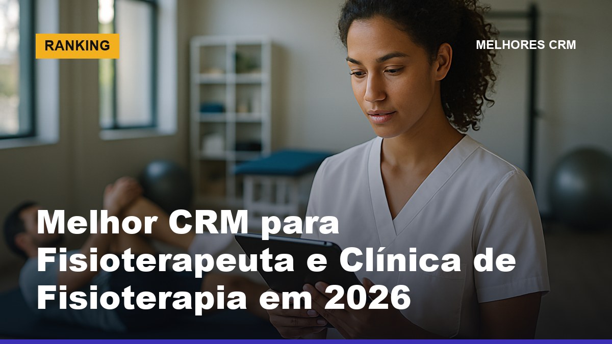 Fisioterapeuta usando CRM para fisioterapeuta em tablet ao lado de paciente na clínica