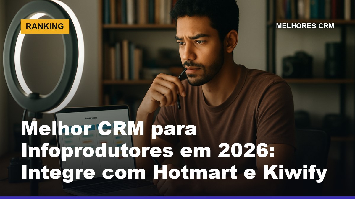 Infoprodutor brasileiro jovem gerenciando funil de vendas em CRM no home office