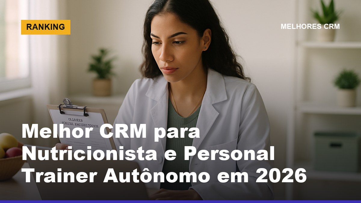 Nutricionista brasileira revisando ficha de paciente no laptop em consultório com luz natural