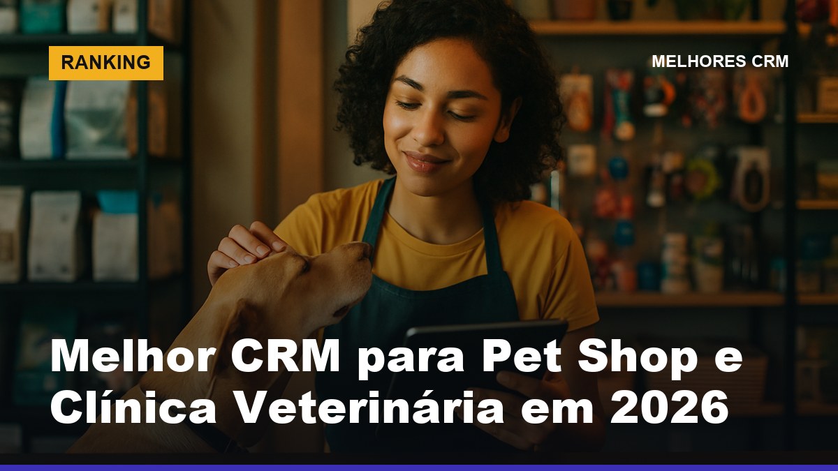 Atendente de pet shop brasileira consultando tablet enquanto recebe cachorro na recepção