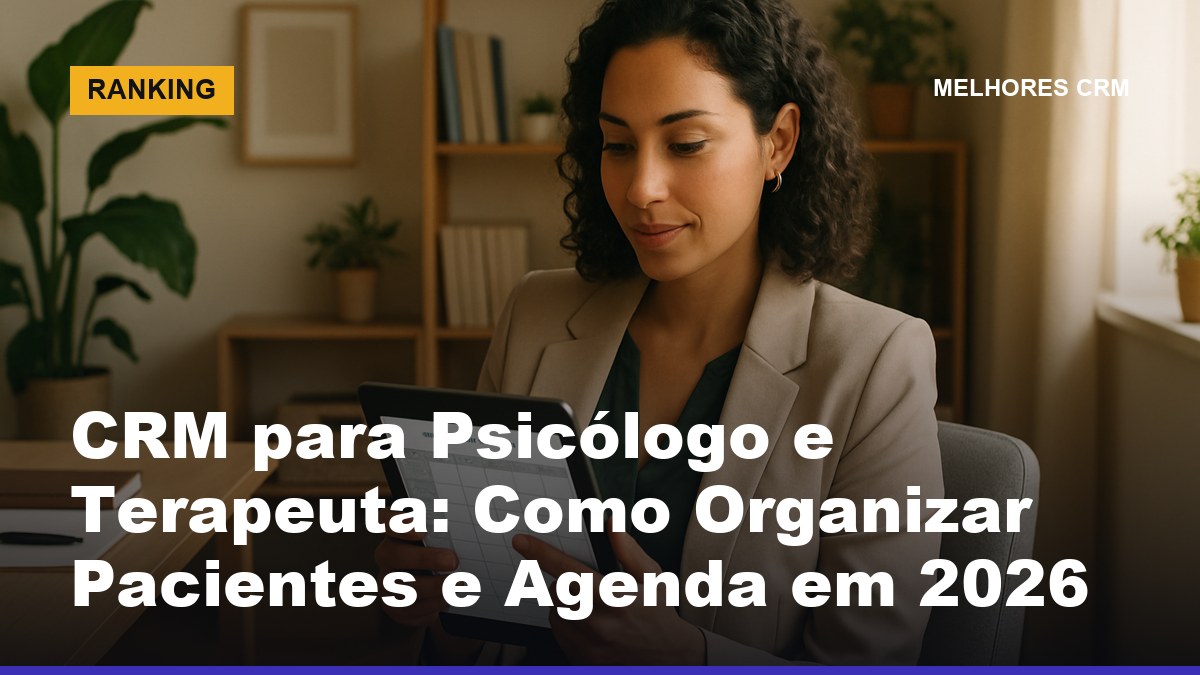 Psicóloga brasileira organizando agenda de pacientes em tablet no consultório particular