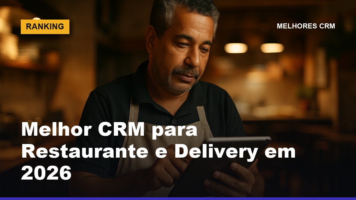 Dono de restaurante brasileiro consultando tablet próximo ao balcão durante preparação do serviço