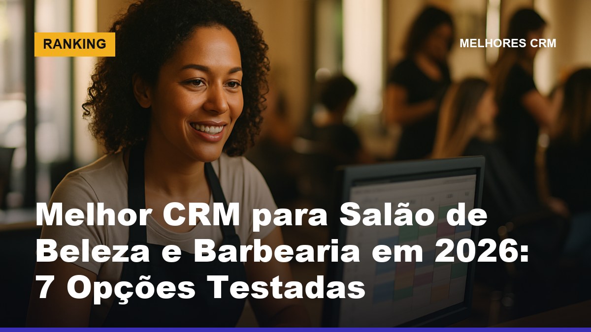 Recepcionista de salão de beleza usando sistema de CRM e agendamento no computador com clientes ao fundo