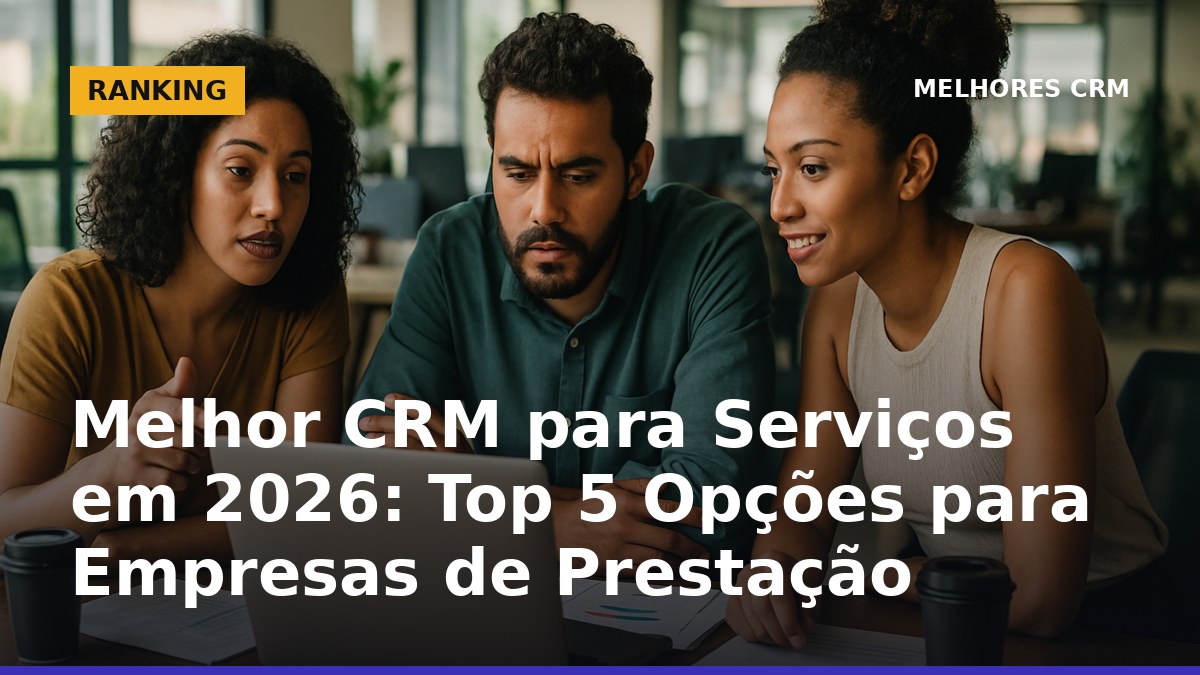 Equipe de serviços avalia opções de CRM em 2026 no escritório, analisando juntos no computador.