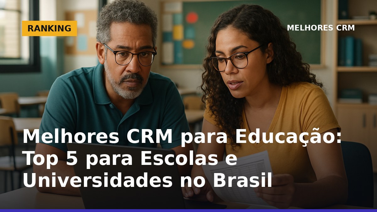 Gestores de escola analisando CRM educacional em notebook, com ambiente escolar ao fundo