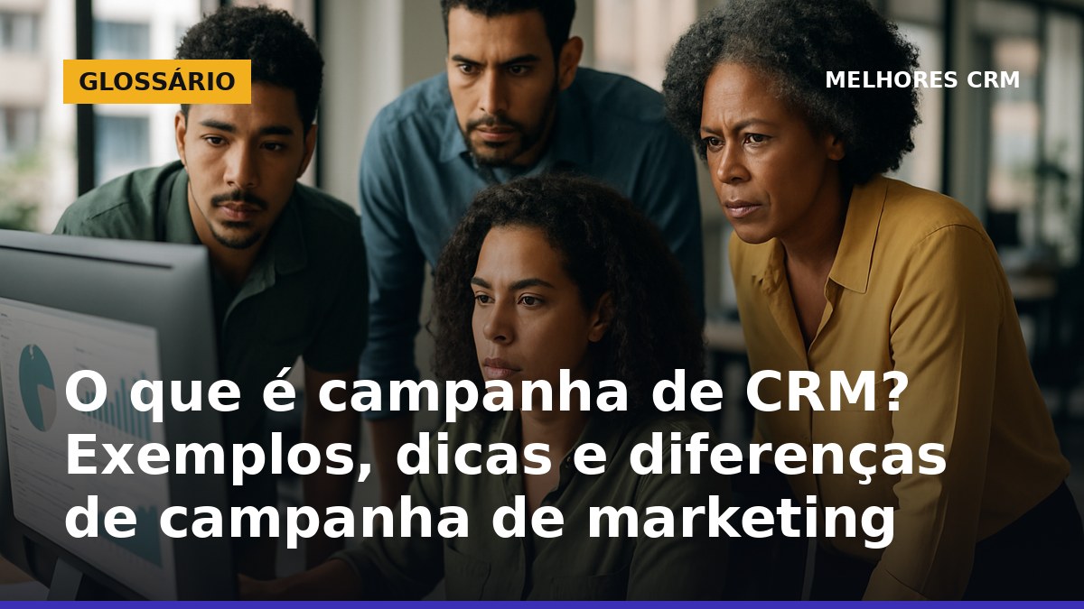 Equipe brasileira analisando resultados de campanha de CRM em tela com gráficos.