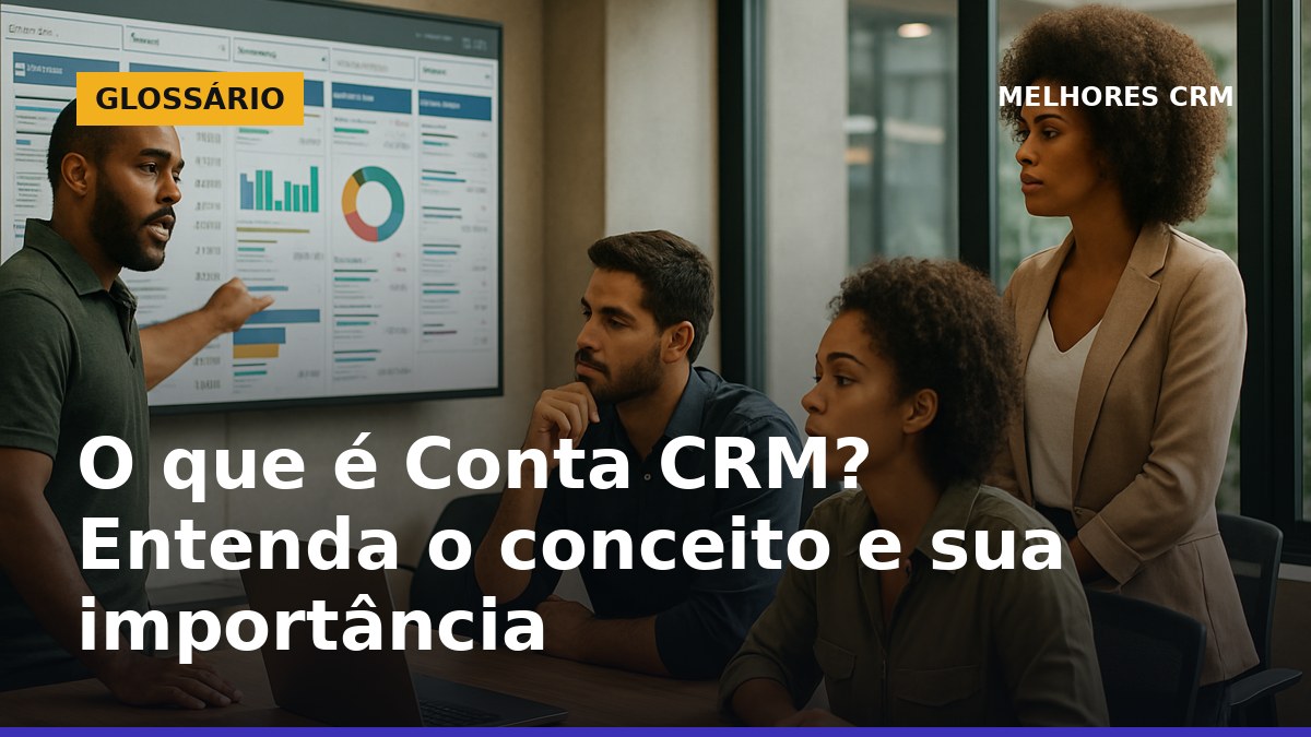 Equipe de vendas analisando contas no CRM em escritório brasileiro