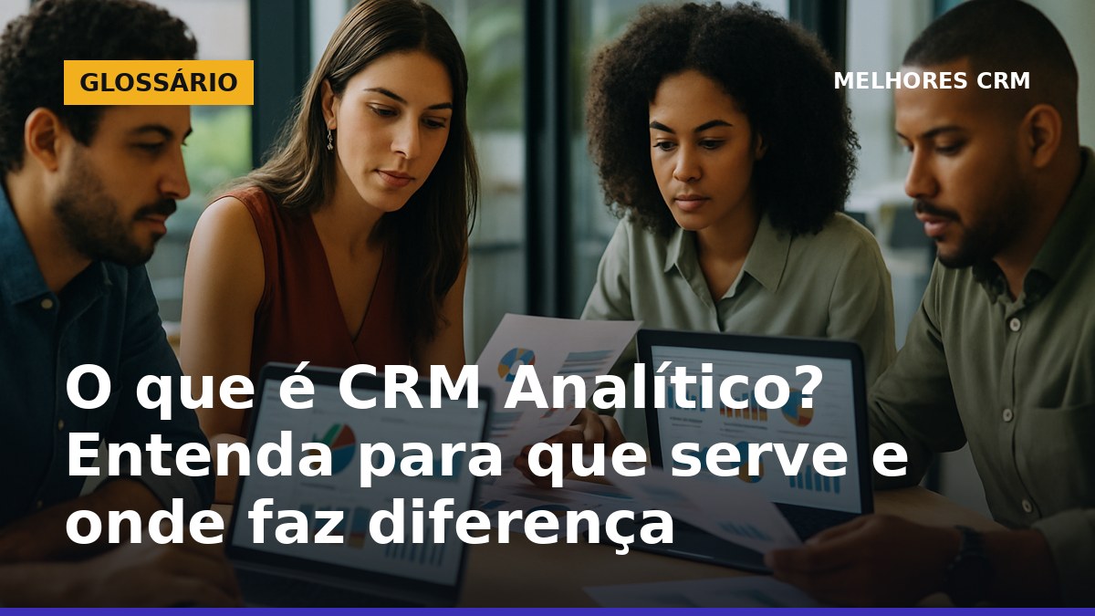 Profissionais brasileiros analisando dados de clientes em dashboards de CRM analítico