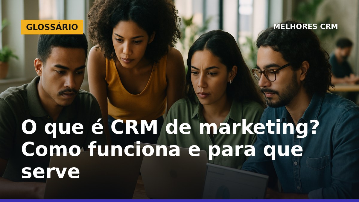Equipe de marketing analisando dados de CRM em laptops no Brasil