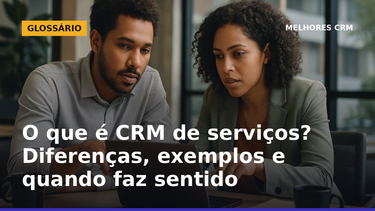profissionais brasileiros analisando dados em CRM de serviços em escritório
