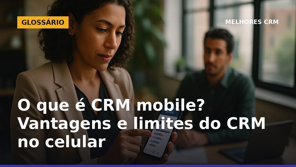Gestora de vendas usando CRM mobile no celular em ambiente profissional no Brasil