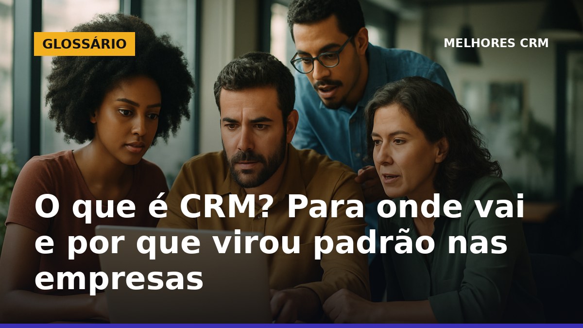 Equipe brasileira usando CRM para organizar vendas e melhorar o relacionamento com clientes.