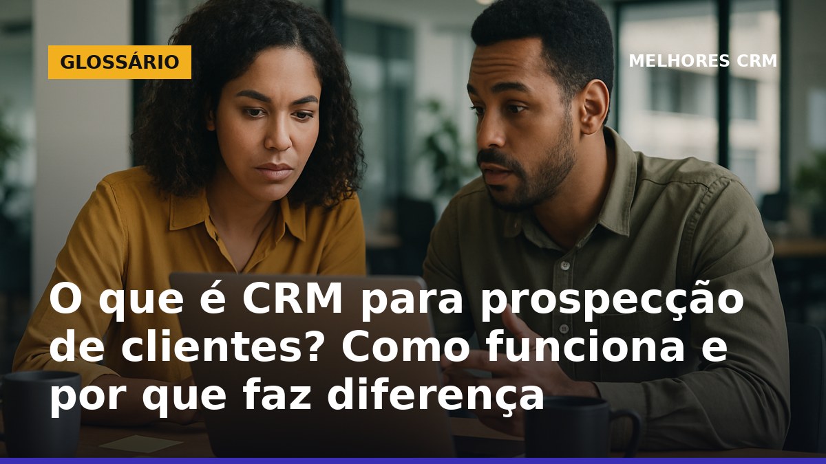 Dois profissionais analisando leads em CRM para prospecção de clientes no Brasil