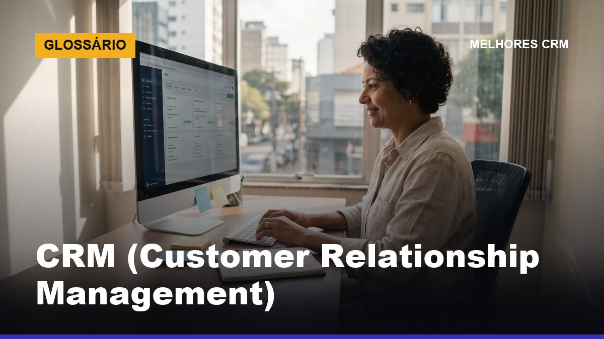 Empresário brasileiro visualizando cadastro de clientes no computador — o que é CRM e como funciona na prática