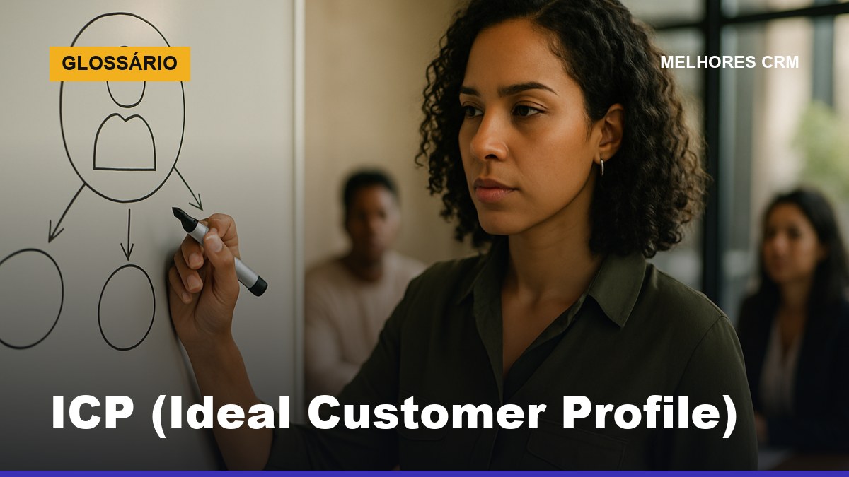 Gerente de marketing brasileira desenhando diagrama de perfil de cliente ideal em quadro branco