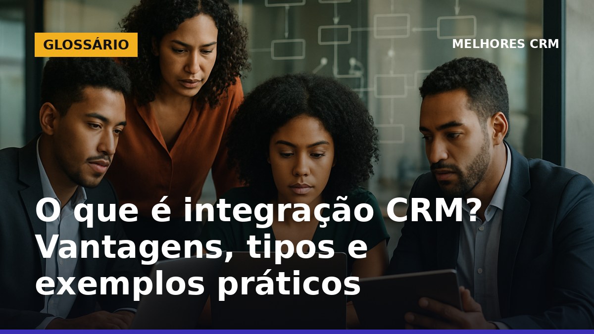 Time de vendas brasileiro analisando integrações entre sistemas de CRM em ambiente de escritório moderno