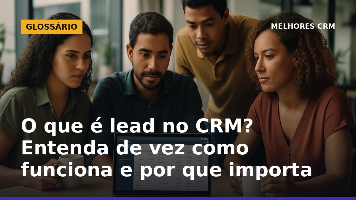 Profissionais de vendas analisando leads em CRM no escritório brasileiro