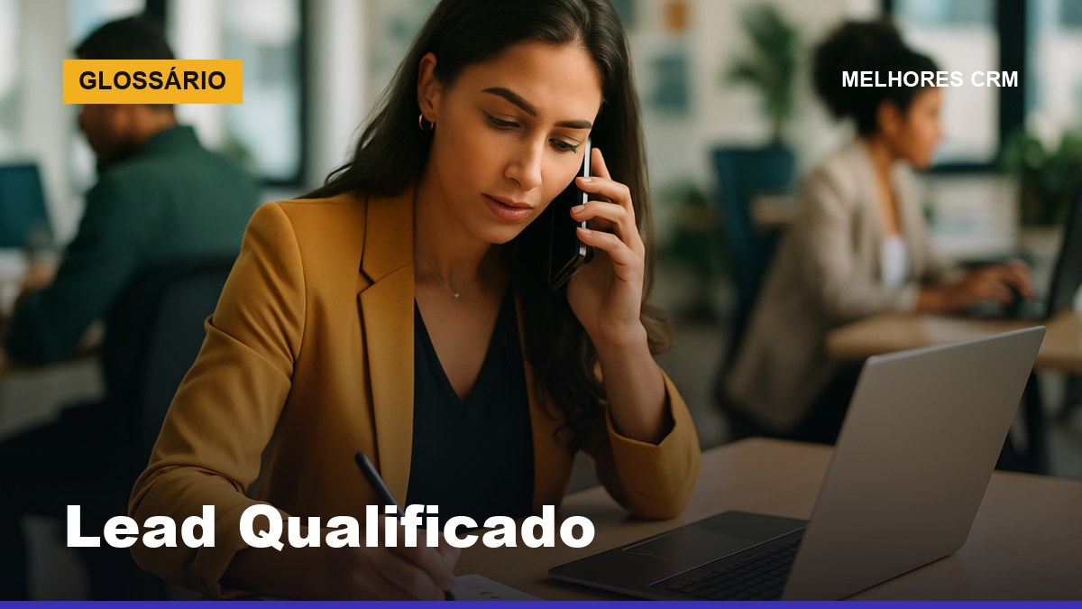 Vendedora brasileira qualificando lead por telefone com checklist de critérios em escritório comercial