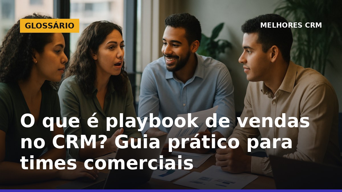 Equipe comercial brasileira analisando playbook de vendas no CRM durante reunião.