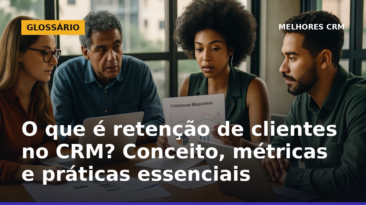 Equipe brasileira analisando dados de retenção de clientes no CRM em reunião.