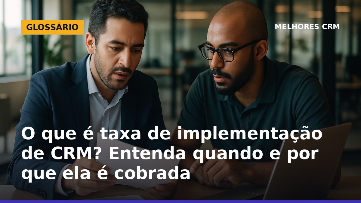 Gerente de vendas e consultor analisando implementação de CRM em escritório brasileiro
