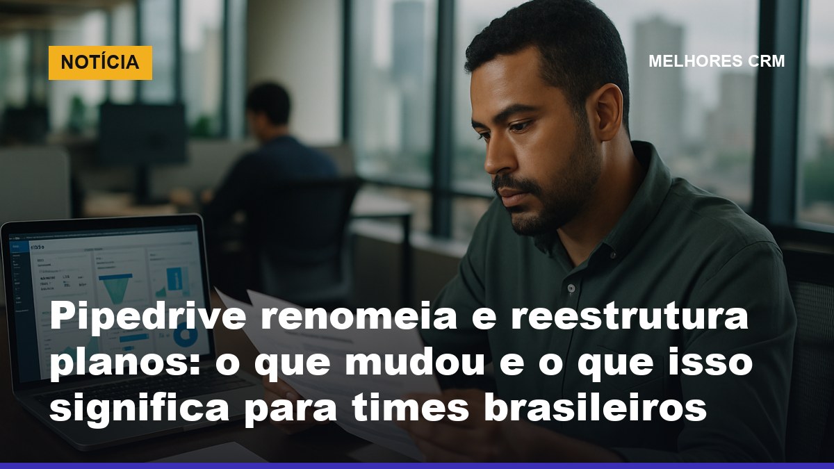 Profissional de vendas brasileiro analisando comparativo de planos do Pipedrive CRM em notebook