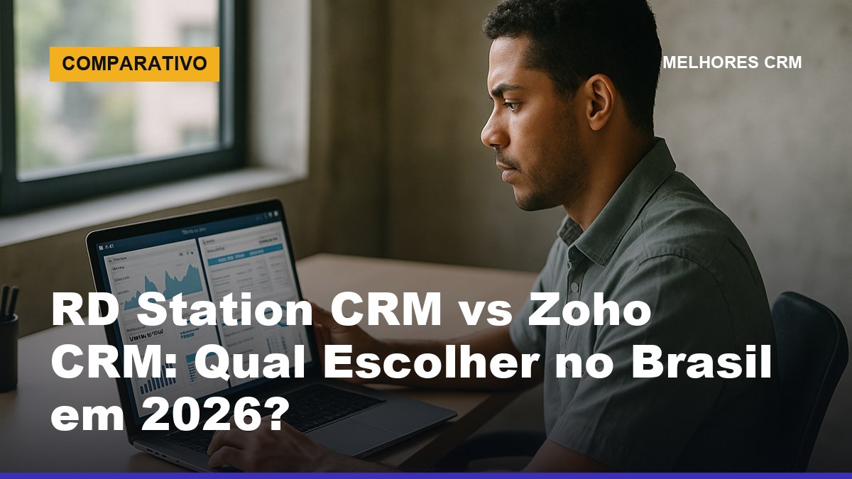 Vendedor brasileiro comparando RD Station CRM e Zoho CRM na tela do notebook em escritório