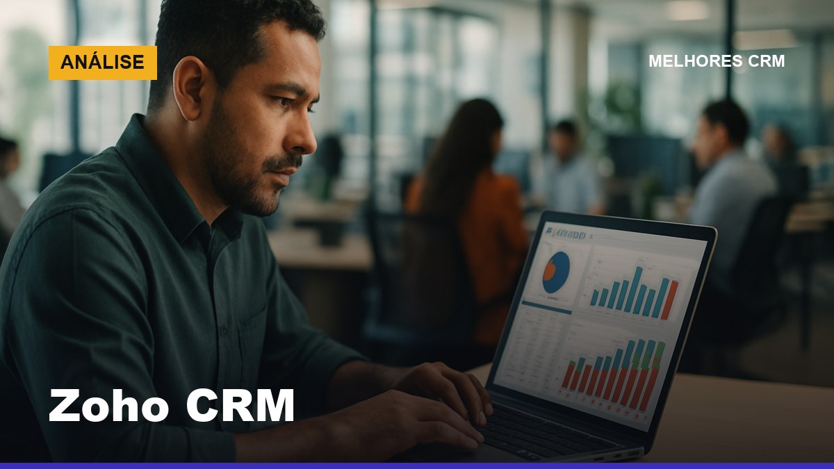 Zoho CRM: gestor comercial brasileiro analisando relatórios de vendas e pipeline no CRM internacional